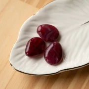 Flat irregular bead 25x20 mm in translucent resin - Marbled garnet x1
