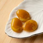 Flat irregular bead 25x20 mm in translucent resin - Honey yellow marbled x1