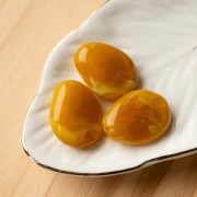 Flat irregular bead 25x20 mm in translucent resin - Honey yellow marbled x1