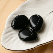 Flat irregular bead in opaque resin 25x20 mm - Black x1