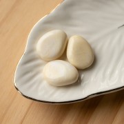 Flat irregular bead 22x17 mm in translucent resin - Cream marbled x1