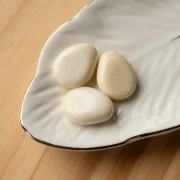 Flat irregular bead in translucent resin 22x17 mm - Cream marbled x1