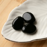 Flat irregular bead in opaque resin 22x17 mm - Black x1