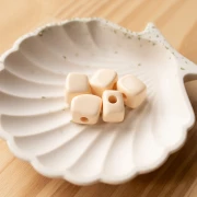 Irregular cube bead 15x13 mm in opaque resin - Ivory x1