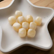 Irregular cube beads 16x17 mm - Translucent acrylic - Marbled ecru x10