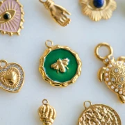 Round bee charm 15 mm Epoxy resin - 304 Gold stainless steel - Green x1