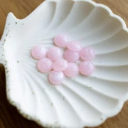 12 mm round cabochon in translucent resin - Light pink marbled x1