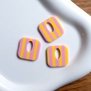 Acetate 21 mm hollow square pendant - Light pink - Yellow stripes x1