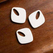 28x25 mm diamond-shaped pendant in opaque acetate - Ivory x1