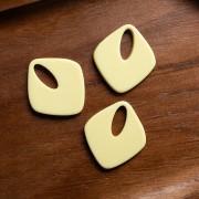 28x25 mm diamond-shaped pendant in opaque acetate - Vanilla x1
