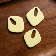 28x25 mm diamond-shaped pendant in opaque acetate - Vanilla x1