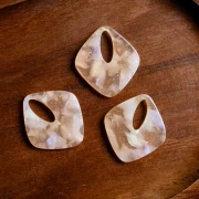 Hollow diamond pendant 28x25 mm, acetate - Marbled Light peach pearly glitter x1