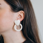 Resin heart and hoop earrings 49x35 mm - Ecru x2