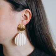 Shell pendant 44x37 mm in resin - Ecru x1