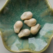 21x15 mm irregular beads in opaque resin - Marbled Beige - Brown x10