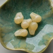 21x15 mm irregular beads in translucent resin - Marbled Beige x10