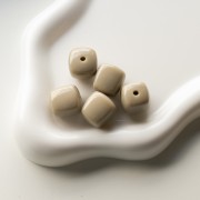 Beads irregular cubes 16x17 mm - second choice - Acrylic opaque - Grège x10