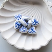 Ceramic heart bead 15x14.5 mm - bow motif - White - Blue x1
