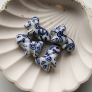 Ceramic horse bead 22x28 mm - White - Blue x1