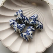 Ceramic horse bead 22x28 mm - White - Blue x1