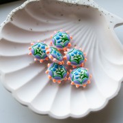 Flattened round 20 mm glass bead - flower motif - Violet - Fluorescent orange - Blue x1