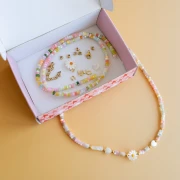 Mes bijoux DIY - Necklace kit with heishi beads and mother-of-pearl flowers