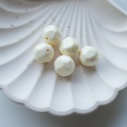 14 mm round irregular faceted beads in opaque resin - Ecru x1