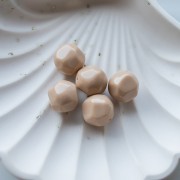 14 mm round irregular faceted beads in opaque resin - Beige x1