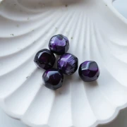 14 mm irregular faceted round bead, translucent resin - Marbled eggplant