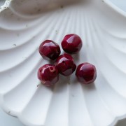 14 mm irregular round faceted beads in opaque resin - Bordeaux marbled x1