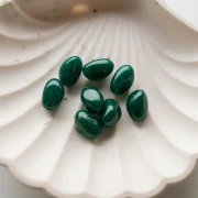 Irregular nugget beads 13.5x9mm in opaque resin - Dark green with gold glitter x8