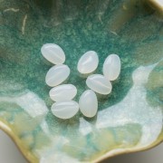 Irregular nugget beads 13.5x9 mm in transparent resin - White opal x8
