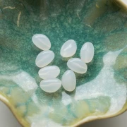 Irregular nugget beads 13.5x9 mm in transparent resin - White opal x8