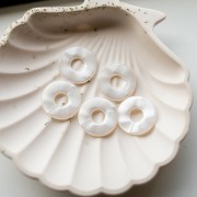 21 mm resin doughnut pendant - Pearlescent white x1