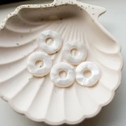 21 mm resin doughnut pendant - Pearlescent white x1