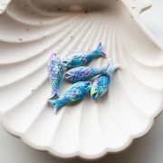 Fish pendant 27x9 mm in resin - Marbled Blue - Mangenta - Fluorescent green x1