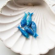 Fish pendant 27x9 mm in resin - Marbled Multi-blue x1