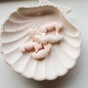 Resin seahorse bead 29x15 mm - Pinkish beige marbled x1