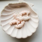 Resin seahorse bead 29x15 mm - Pinkish beige marbled x1