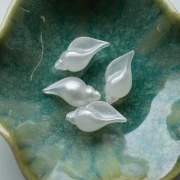 27x15 mm opaque resin shell bead - Pearlescent white x1