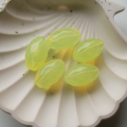 Hammered irregular olive bead 24x15 mm in transparent resin - Pale yellow x1