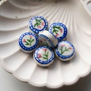 19 mm round flattened ceramic bead - flowers - White - Blue x1