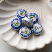 19 mm round flattened ceramic bead - flowers - White - Blue x1