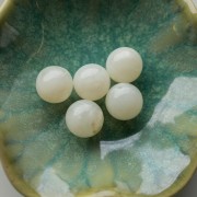 15.5 mm round beads in translucent acrylic - Ivory marbled x5