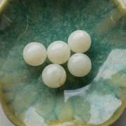 15.5 mm round beads in translucent acrylic - Ivory marbled x5