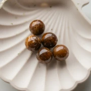 15.5 mm round beads in opaque acrylic - Marbled brown x5