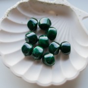 Irregular 15x14 mm acrylic beads - Dark green marbled x10