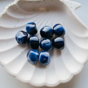 Irregular 15x14 mm acrylic beads - Dark blue marbled x10