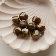 Irregular 15x14 mm acrylic beads - Dark brown marbled x10