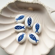 Ceramic oval bead 20x17 mm - Fish motif - White - Dark blue x1